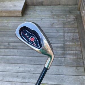 Järn golf klubba callaway 5 Skaft regular   nästan helt ny - Bilderna visar en golfklubba, Callaway Big Bertha IV 60-65i Series, som är känd för sin stabilitet och prestanda på golfbanan. Perfekt för dig som vill ta ditt golfspel till nästa nivå och sticka ut på greenen. Snygg design och bekvämt grepp gör den till ett grymt val för unga golfare.  75kr frakt