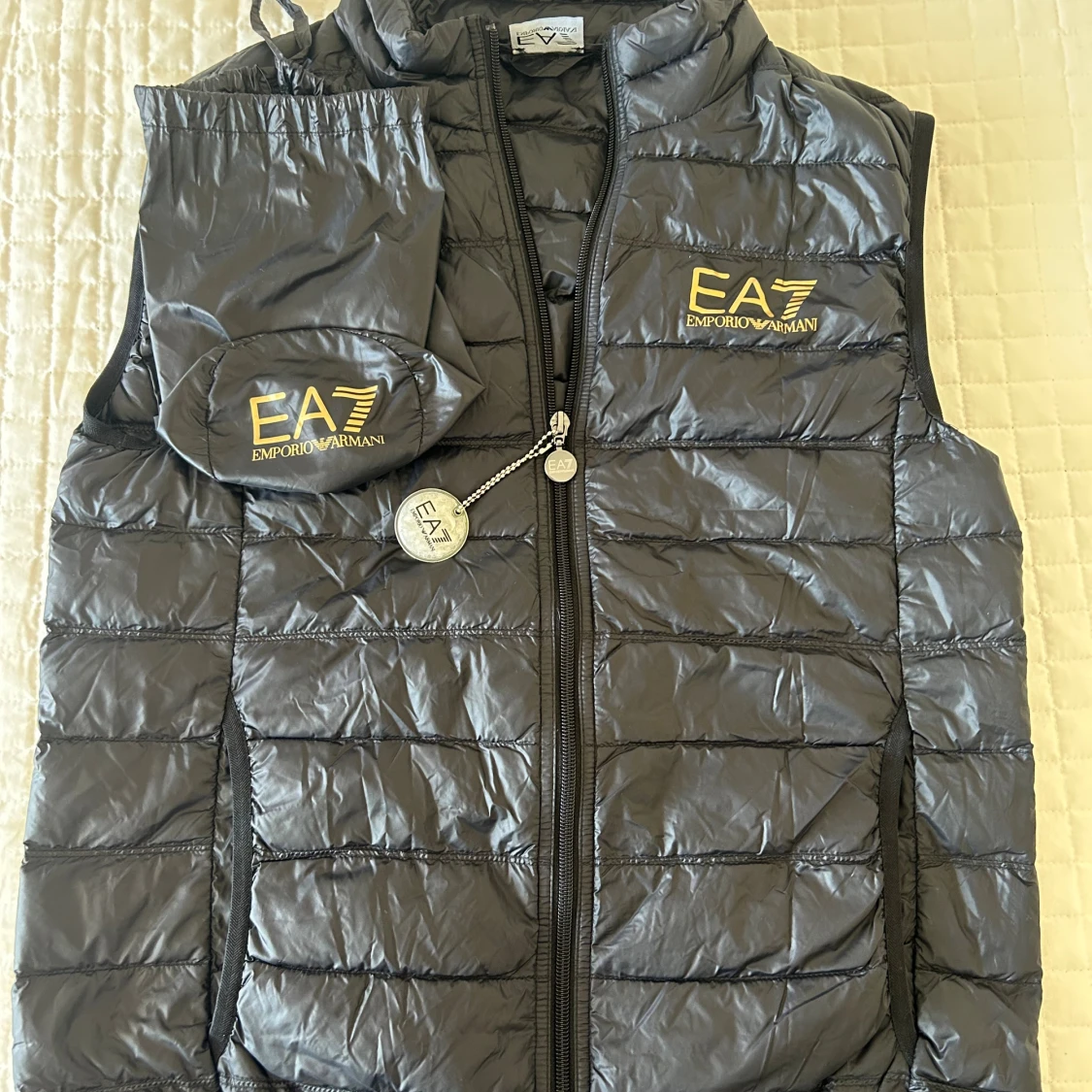 Svart dunväst från Emporio Armani EA7