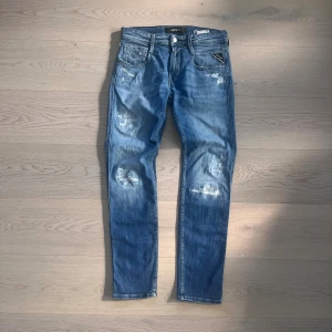 Replay anbass - Hej, säljer nu ett par jeans som är replay i modellen anbass, jeansen är använda i sparsamt skick och därmed är skicket 8,5/10🔥| Jeansen har en snygg design med slitningar och en fet wash | Köpta för 1699 kr | För mer frågor är det bara att DM:a✅