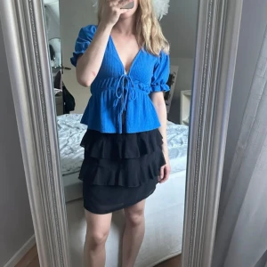 Svart volangkjol  - Svart kjol från Prettylittlething i jätte fint skick, strl 36, 100kr+frakt!🤍