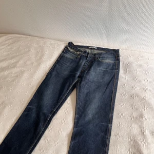 Mörkblå Acne Jeans straight fit - En av dom mest klassiska modellerna från acne. Dessa kräver lite reparationer men efter det så har du ett par överfeta jeans. 31/32