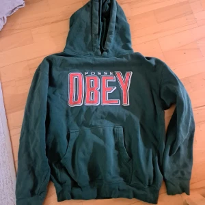Obey hoodie - Som ny! Storlek M men mer som S. För kort i ärmarna och kring halsen för mig som är 175 strl M.