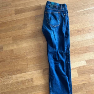 Jacob cohen jeans  - Säljer ett par Jacob cohen jeans, mörkblåa och perfekta till hösten. Passar dig som runt 180