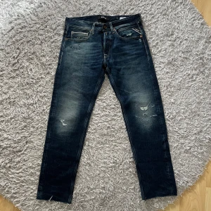 Replay Jeans med slitningar  - Säljer ett par sköna Replay jeans i modellen Ronas!  | Utmärkt skick alla slitningar är orginal! | Storlek W31 L30. | Ställ gärna frågor innan du köper!