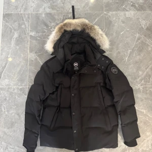 Canada goose jacka - 🎨 Färg: Svart 📏 Storlek: M (175/88Y) ♻️ Skick: Mycket bra, använd men välvårdad 🧵 Material: Dunfyllning, äkta päls på huva 📦 Skickas samma dag vid köp