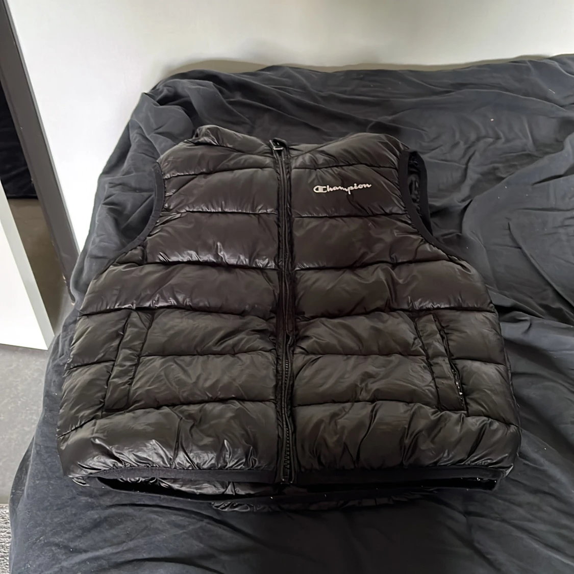 Svart dunväst från Champion med huva - 4