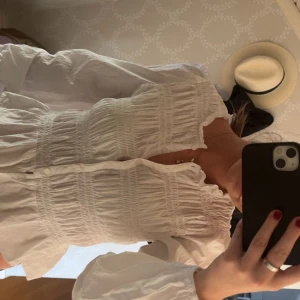 Blus från nelly - en blus från Nelly med knappar framtill och lite lätt puffiga armar. Endast använd en gång. Superfin till både byxor och kjolar. Nypris ca 399