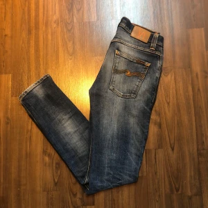 Nudie Jeans Grim Tim - Tja! Säljer ett par sjukt feta nudie jeans, modell GrimTim(slim). Otroligt fet tvätt på dem och denna modell är riktigt svår att hitta. Hör av dig vid funderingar! 
