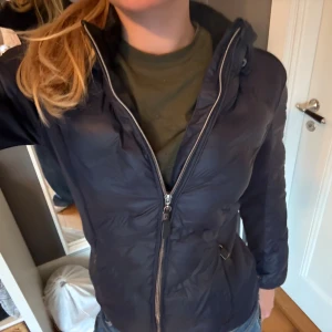 Supersnygg Jacka!! - Säljer en supersnygg jacka som passar nu på hösten och på våren! Nyskick då jag cäxte ut den snabbt! Från JH collection. Skriv gärna om du har frågor!🌸