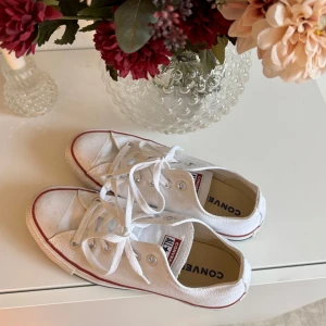 Vita Converse All Star sneakers - Klassiska låga vita Converse All Star sneakers i storlek 39,5. Enbart använt på gymmet någon enstaka gång och tagits av under träningspasset, därav näst intill helt nya. Finns lite märken som man kan se på sista bilden men inget man tänker särskilt mycket på ☺️