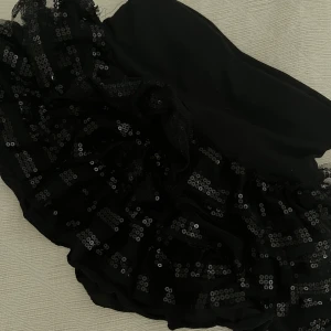 Festkjol - Supersnygg paljettkjol med volanger! Oanvänd 