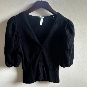 Svart blus med puffärm och knappar - Jättesöt topp 