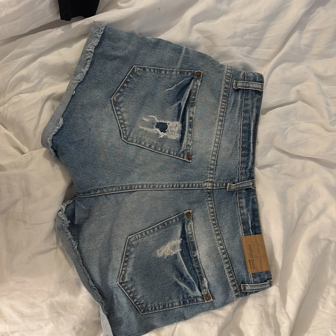 Blå jeansshorts med slitningar - 1