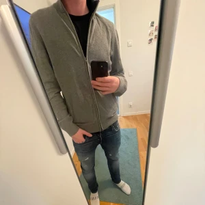 Grå kofta från Pier One med dragkedja - Snygg grå kofta från Pier One med hel dragkedja. Skriv vid frågor!