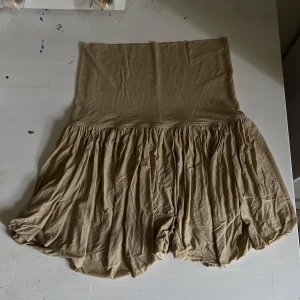 Beige volangkjol från Plein Sud - Supersnygg beige kjol från Plein Sud med volangig och puffig nederdel. Kjolen har en hög midja.