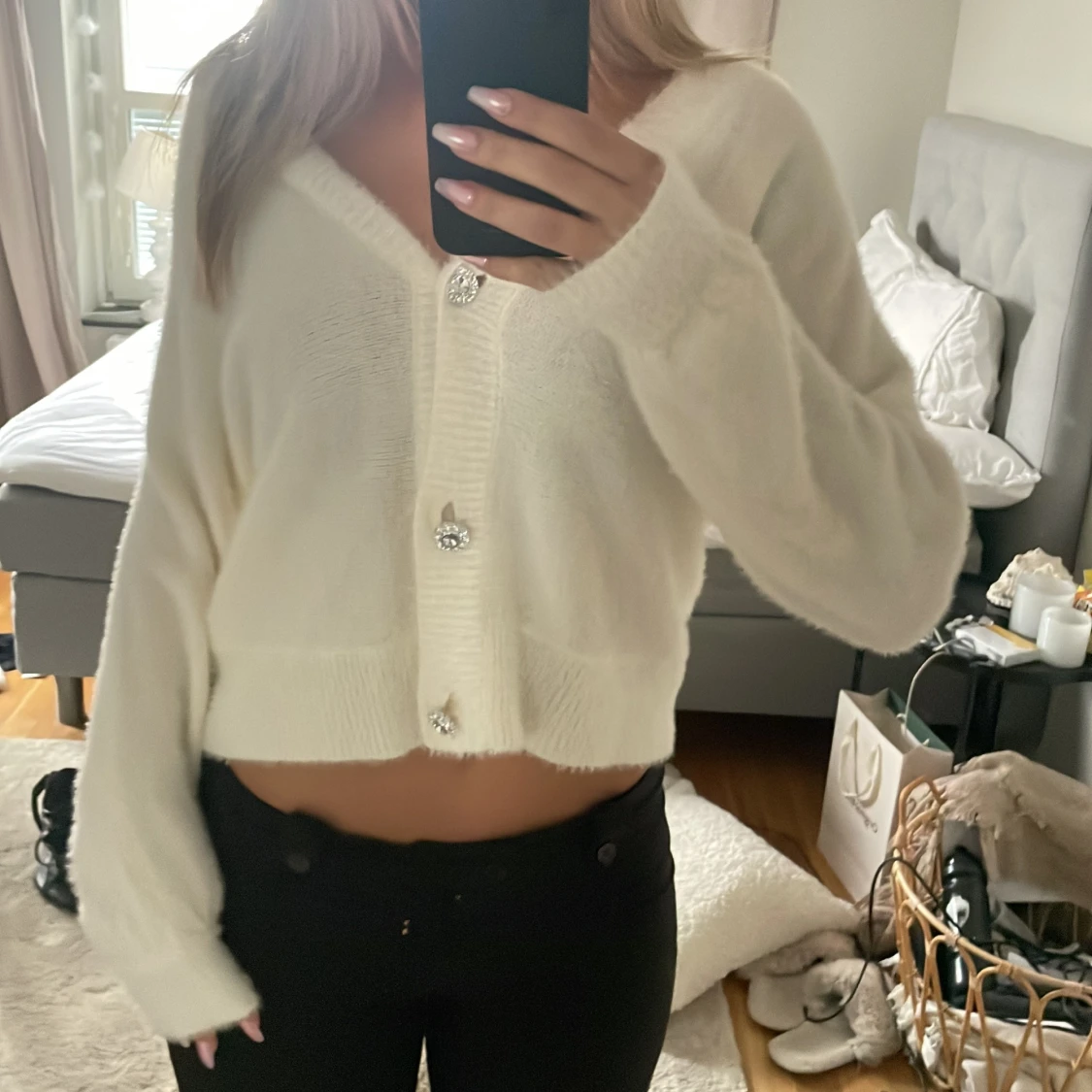 Vit fluffig kofta från ONLY med pärlknappar