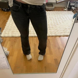 Svarta bootcut jeans - Säljer ett par svarta jeans med bootcut💗