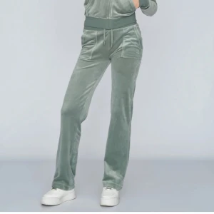 Gröna mjukisbyxor i sammet - Snygga ljusgröna juciy coutrue byxor i storlek S och knapparna där bak är lite lossa men kan visa de om man är intresserad.