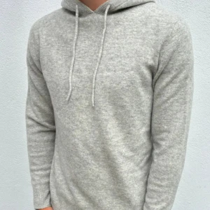 Ljusgrå kashmir hoodie - Bra kondition används rätt så mycket men inga defekter. Köpte för 1300 ungefär inge kvitto eller så modellen är 175 o 65kg