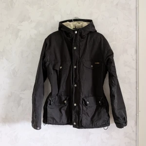 Svart jacka Fjällräven - Svart jacka från Fjällräven med teddyfoder. Oanvänd av mig men köpt begagnad från Plick.