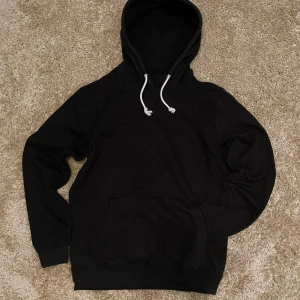 No name vintage svart hoodie - En vintage no name svart hoodie med skön passform bar höra av sig.