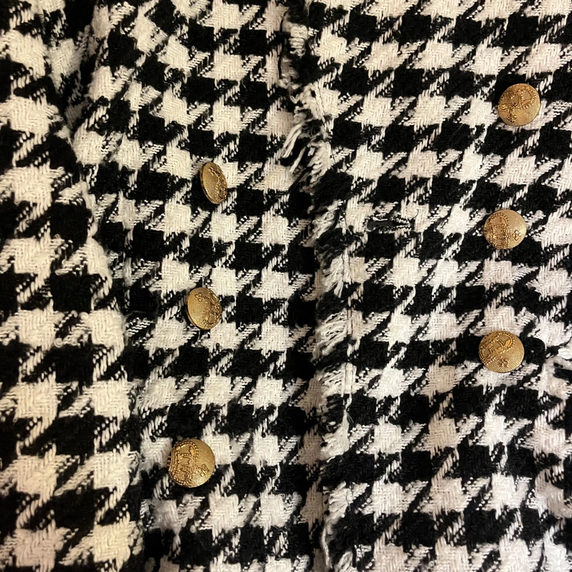 Svartvit rutig kavaj med guldknappar - 2