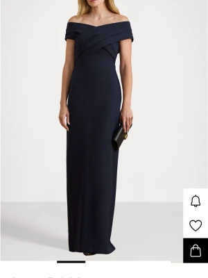 Marinblå balklänning - Säljer en elegant marinblå balklänning med offshoulder-skärning och figurnära passform. Klänningen har vackra draperade detaljer över bysten och axlarna, vilket ger en stilren och lyxig känsla. Perfekt till bal eller festliga tillfällen. Köpt för 3500kr och märket är Ralph Lauren. Lite nopprig på bröstet ifrån men går nog lätt att ta bort. Storlek 6 som motsvarar 36-38