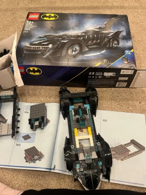 Lego  - Bilden visar ingen väst utan ett LEGO Batman Batmobile-byggsats med tillhörande låda och bygginstruktioner.