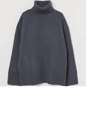 Mörkgrå stickad polotröja - Säljer den populära mörkgrå stickade polotröjan i strl M. Så fin och så skön, kan tänka mig att sänka priset💖💖