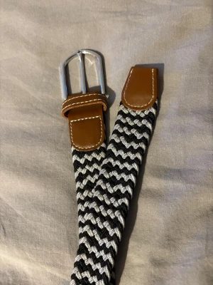 Flätat bälte || Grå/svart || - || Flätat bälte || Skick: 9/10 || Pris: 79 || Storlek: one size || 💸🎆