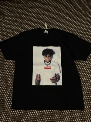 Supreme T-shirt - Svart Supreme nba youngboy T-shirt. Ma. Får med påsen, lite sticker och T-shirt. 