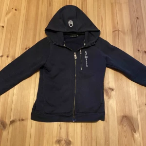 Sailracing zipper  - en snygg och stilren sailracing zipper i storlek 140/xxs