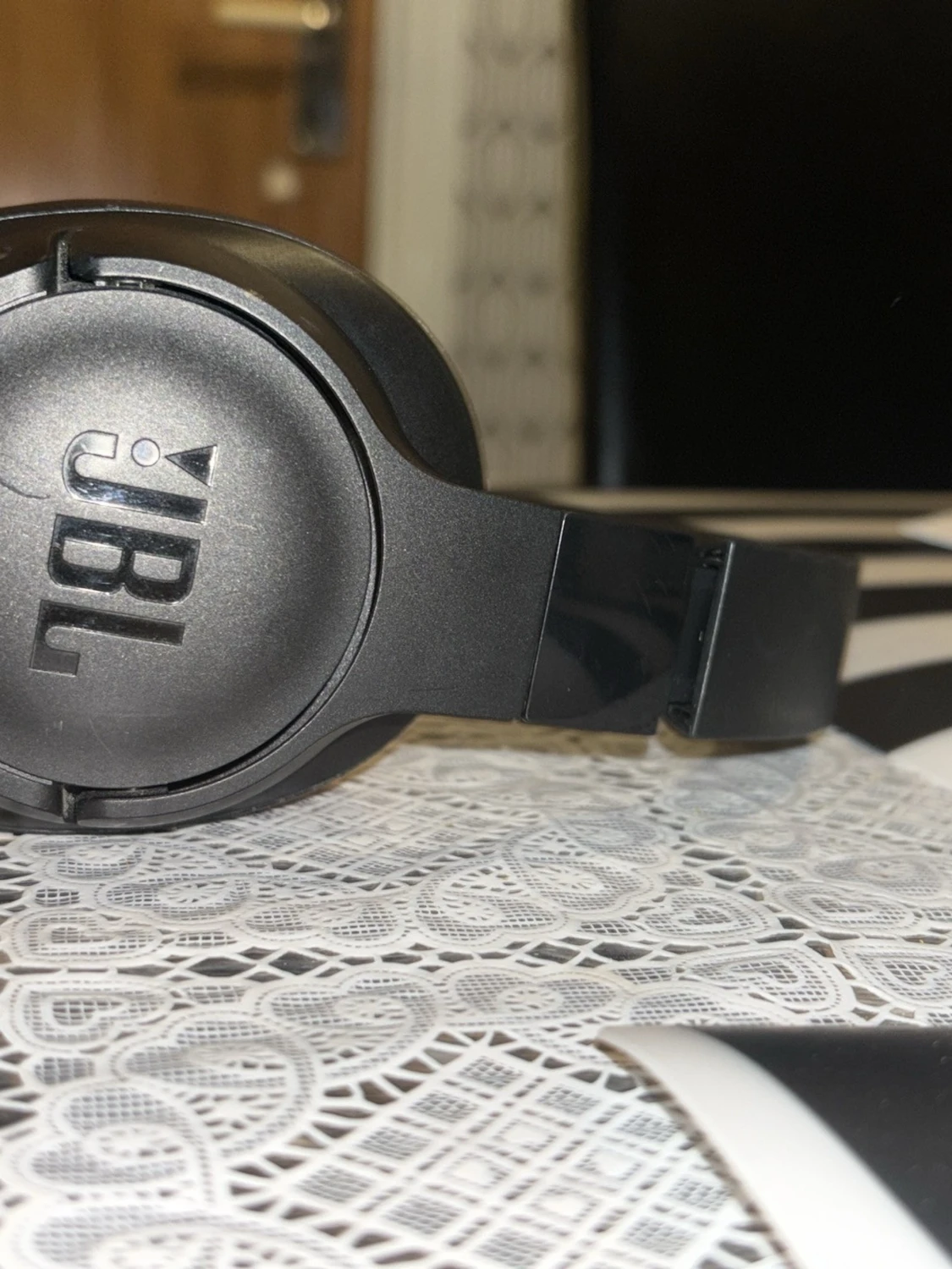 JBL tune760NC med jbl laddare - 1
