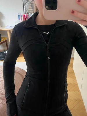 Lululemon define jacket  - Super snygg tränings jacka/tröja från lululemon i size 2 vilket motsvarar xs/s. Säljer då den inte kommer till användning för mig, mycket bra skick!!