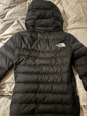 Svart pufferjacka från The North Face XS - Säljer en svart pufferjacka från The North Face i storlek XS. Klassisk modell som funkar till allt. Köpte den för 1650 kr från zalando och har använts 2 gånger