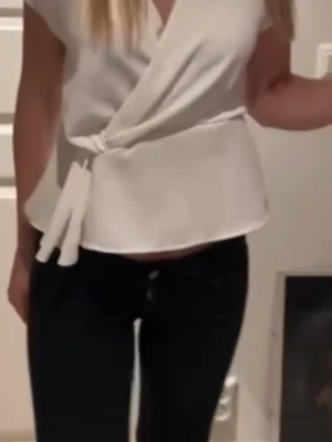 Vit omlottopp med knyt - Fin vit topp från zara, storlek xs nyskick🩷