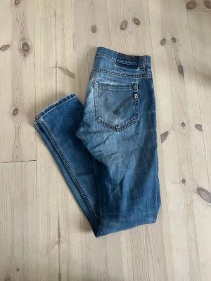 Dondup jeans - Dondup jeans i storlek 31 men sitter som 29, midjemått är 38 cm, ytterbenslängd är 102 och benöppningen är 15 cm, modell George, hål vid backfickorna och därav priset!!