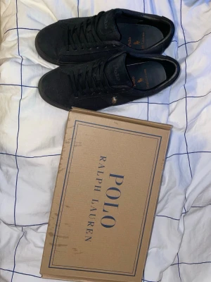 Ralph lauren skor svarta - Tja jag säljer ett par helt nya Ralph lauren skor. Dom är använda kanske 3 gånger men det var på sommaren så dom är inte alls smutsiga eller något. Det är dåliga bilder så dom ser kanske inte jätte jätte bra ut på bil men riktigt fräsha å snygga Ralph lauren skor säljer för använder inte.