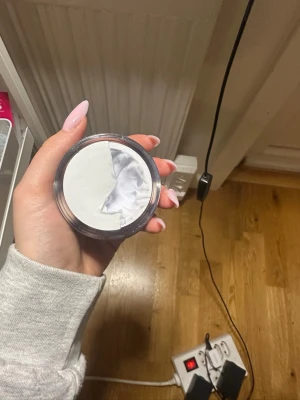 Miss Fancy Cream Builder White 30g - Miss Fancy Professional Cream Builder i färgen White, 30g. Produkten är en vit krämig gel som används för nagelförlängning och formning, passar både UV och LED-lampa. Kommer i en rund burk med svart lock och tydlig etikett.