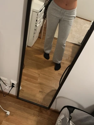 Grå mjukisbyxor från Gina Tricot - Säljer ett par ljusgrå mjukisbyxor från Gina Tricot i storlek XS. Byxorna har normal passform, raka ben. Perfekta för chill dagar hemma eller när du vill vara bekväm. Dom är lite urtvättade där inne.