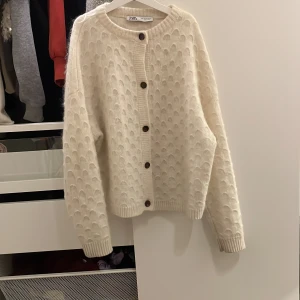 Kofta  - Superfin kofta från zara i alpacka ull, det är i storlek m men jag skulle säga att den snarare är i xs-s, mycket bra skick