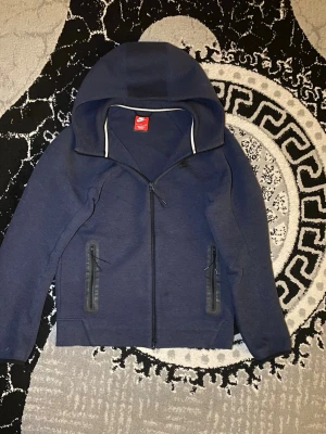 Nike tech  - En fin och snygg Nike tech passar påda tjejer och killar har använt den ett tag.köpte för 899 kr Säljer den för bästa Priset Den är storlek S men den passar M ochså 