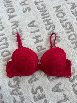 Röd spets-bh från Lindex , 80B - Säljer en röd spets-bh från Lindex , 80B