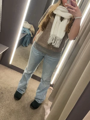 Ljusblå bootcut jeans - Säljer ett par ljusblå jeans med bootcut-modell. Jeansen har klassisk femficksdesign och är tillverkade i jeansmaterial. Passformen är normal och de har en snygg, avslappnad look som funkar till många olika stilar. Lite defekter i låren men syns knappt! 
