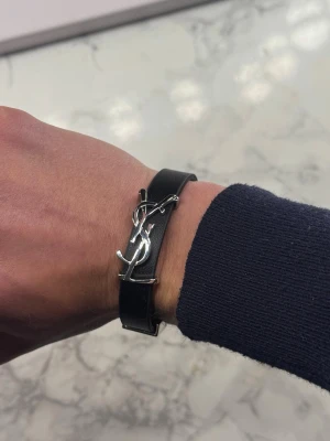Ysl armband  - Riktigt stilrent Saint Laurent armband som är helt nytt i topp kvalité. Kan användas både som kille och tjej. Skriv vid frågor och funderingar :)  (om du undrar varför priset är så lågt tänk logiskt !)