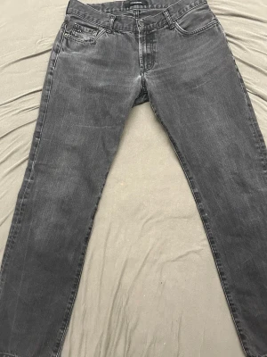 Svarta jeansbyxor från J.Lindeberg - Snygga svarta jeansbyxor från J.Lindeberg med klassisk femficksdesign och diskret logga på myntfickan. Jeansen har en rak passform och är tillverkade i mjukt denim-material. Perfekta för dig som gillar en stilren look. W34 L32 Ny pris ligger på runt 1199KR Kan prata om pris vid snabb affär!