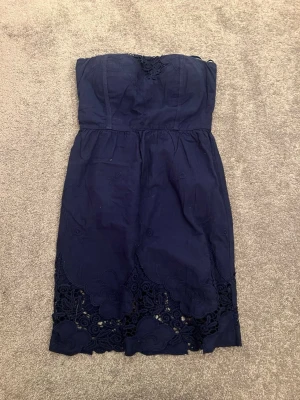 Mörkblå klänning  - Supersnygg mörkblå axelbandslös klänning från Maje med broderade detaljer och spets längst ner. Jag köpte den från seklet men var tyvärr för stor🥰Pris går att diskutera❣️