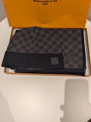 GG mössa o halsduk  - Mössa o halsduk, one size, kvitto låda o box medföljer 