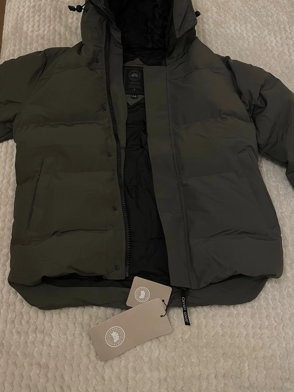 Mörkgrön pufferjacka från Canada Goose - 2