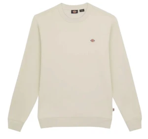 Beige sweatshirt från Dickies M - Säljer en stilren beige sweatshirt från Dickies i storlek medium. Tröjan har rund hals, långa ärmar och en liten broderad logga på bröstet. Perfekt för dig som gillar enkel och clean streetwear.
